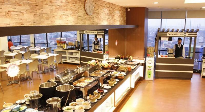 Hotel 88 Embong Malang Tunjungan Surabaya By Wh - Breakfast With The Best View On The Highest Floor And Strategic Location In The City Center Bagian luar foto