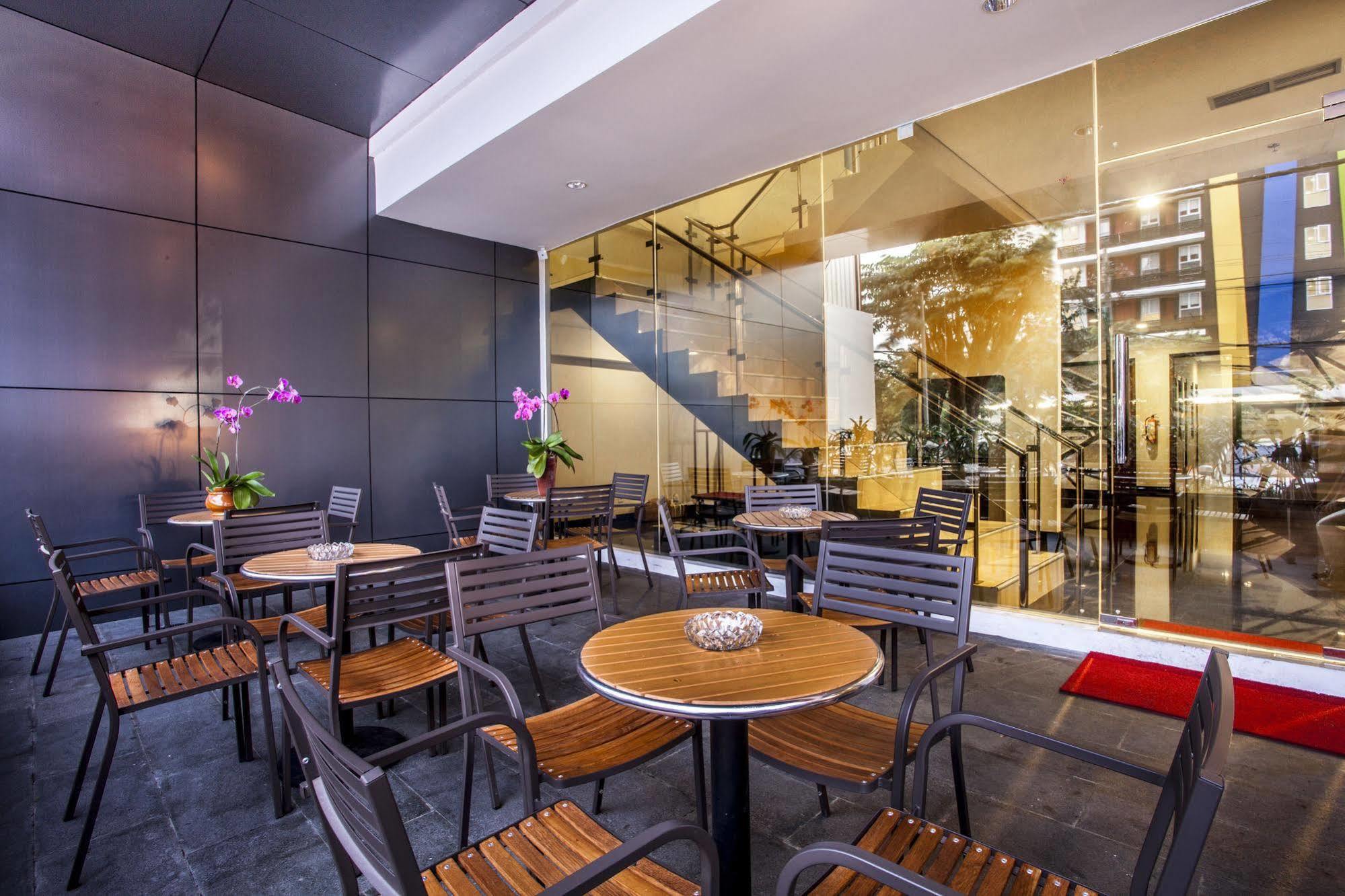 Hotel 88 Embong Malang Tunjungan Surabaya By Wh - Breakfast With The Best View On The Highest Floor And Strategic Location In The City Center Bagian luar foto