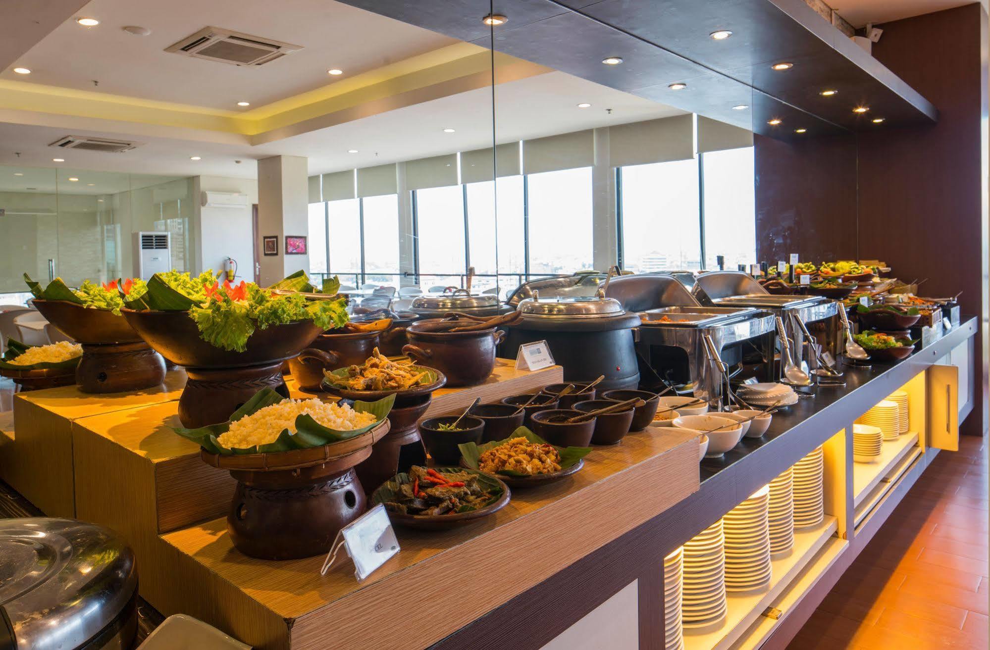 Hotel 88 Embong Malang Tunjungan Surabaya By Wh - Breakfast With The Best View On The Highest Floor And Strategic Location In The City Center Bagian luar foto